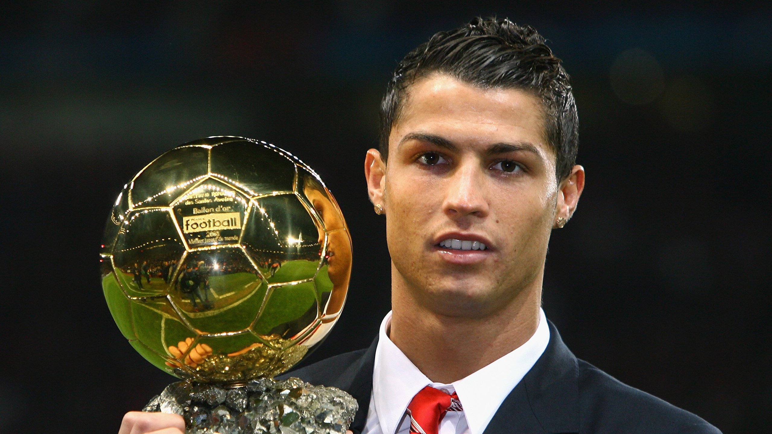 阿扎伦卡巅峰对决，莱万多夫斯基与90激战塞尔维亚队分钟，出色防守胜负难料！