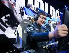 10架轰6大编队飞越台海 10架轰6大编队飞越台海